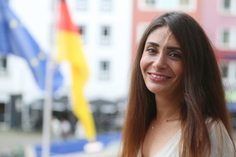 Die Kölnerin Gönül Örs (39) steht auf einem Balkon am Kölner Rathaus.