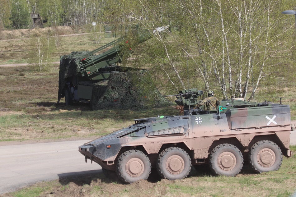 Achtung, Autofahrer: Hier sorgen Panzer für eine Straßensperre