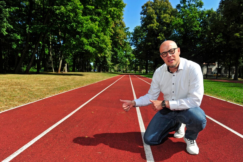 CDU-Stadtrat Michael Theiss (45) will das Stadion im Sportforum wieder fit für Wettkämpfe machen.