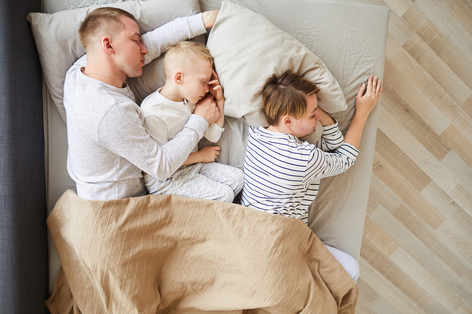 Alle in einem Bett: Viele Eltern und Kinder lieben das Schlafen im Familienbett, denn keiner muss alleine schlafen.