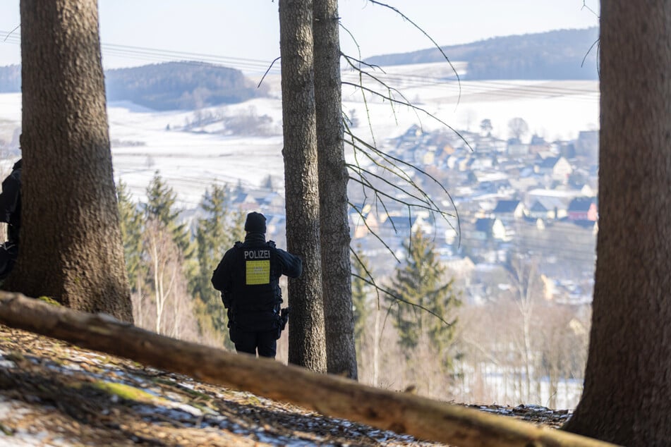 Ein Polizeibeamter durchsucht das Waldgebiet bei Thum nach der vermissten Stephanie M.