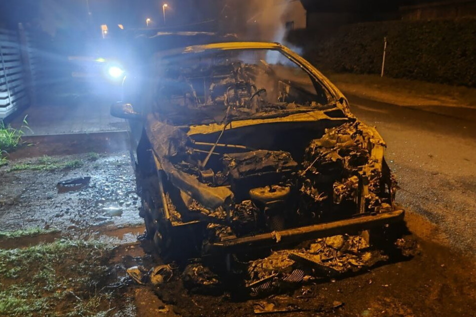 In der Nacht zum 8. August 2024 wurde in Leipzig ein Brandanschlag auf zwei Fahrzeuge des AfD-Abgeordneten Holger Hentschel (39) verübt. Ein Peugeot der Familie wurde komplett zerstört, ein Seat beschädigt.