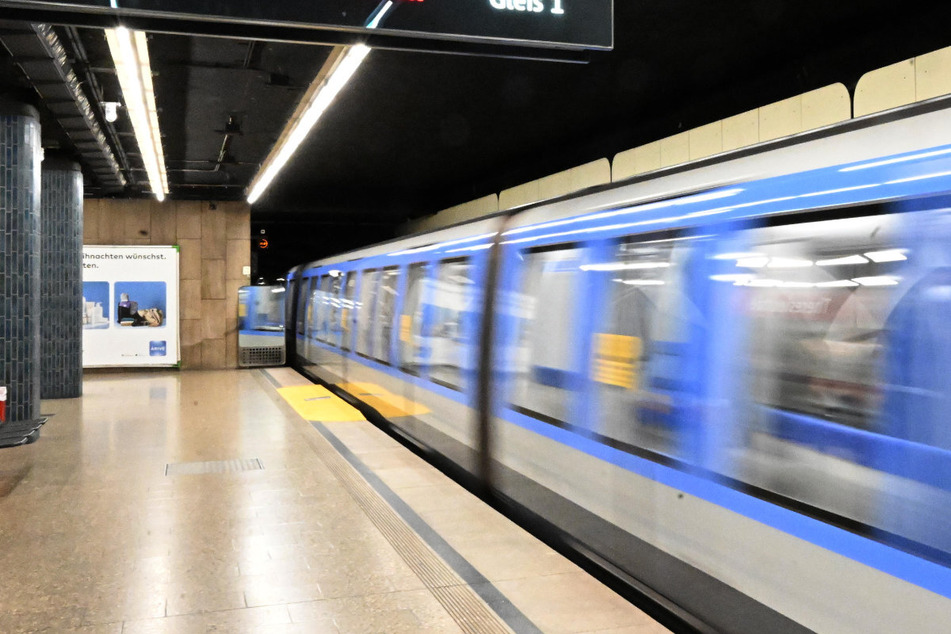 München: Frau stürzt ins U-Bahn-Gleisbett und wird überrollt! Medizinische Versorgung unter Zug