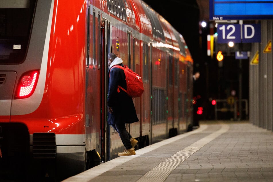 Die Gruppe war nachts mit der Regionalbahn 25 Richtung Overath unterwegs, als es zu der brutalen Attacke durch das Trio kam. (Symbolbild)