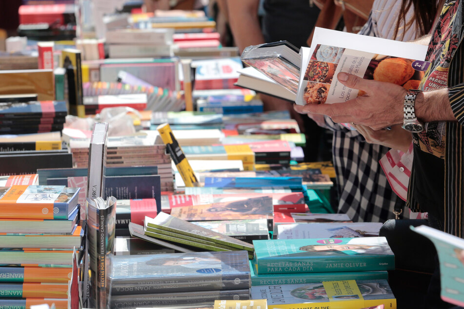 Bookworms will get their money's worth at the book and collectors' market on the Riehler Belt!