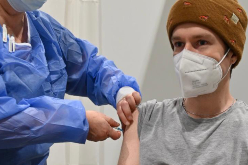 Stefan Kuk (27) bekommt seine Impfung in der Messe Dresden.