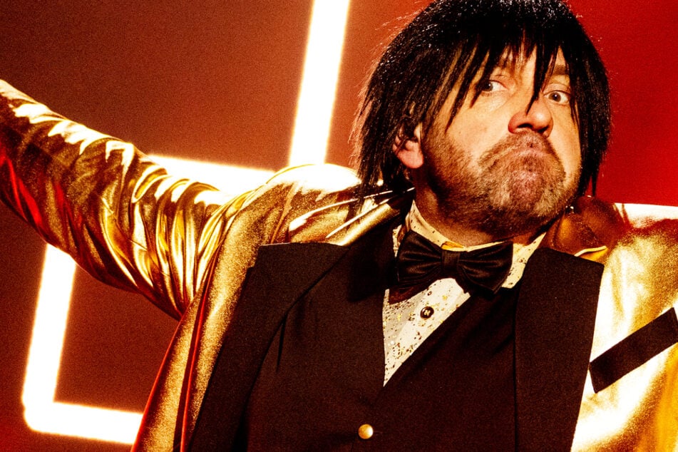 Die strubbelige schwarze Perücke ist ein Markenzeichen von Ikke Hüftgold (48): Im Jahr 2023 trat er damit auch beim Vorentscheid des Eurovision Song Contest auf.
