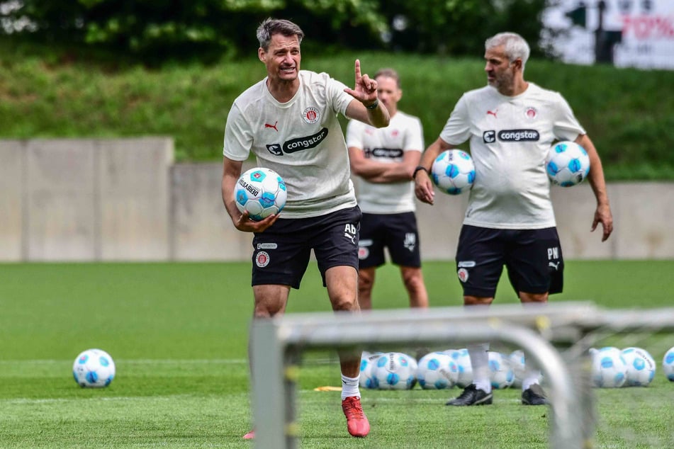 Trainer Alexander Blessin (52) und die Kiezkicker reisen zum Trainingslager nach Österreich.