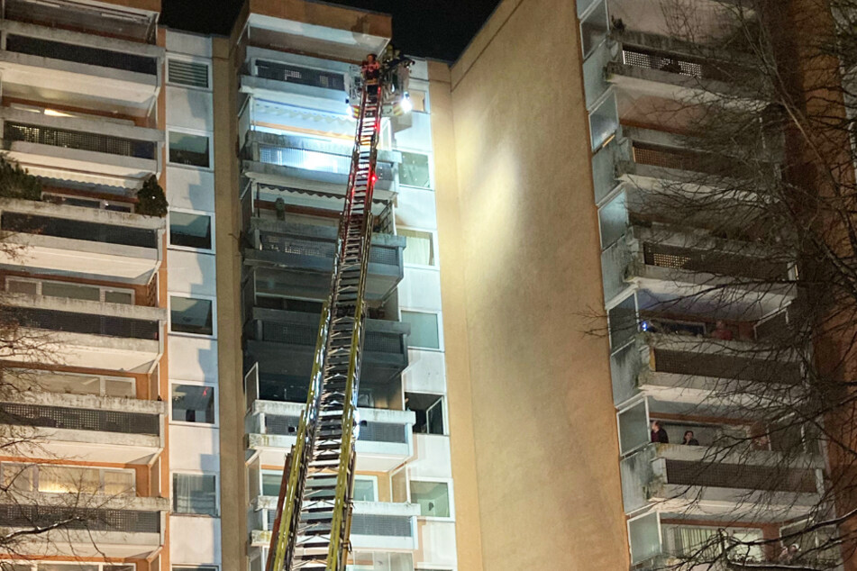 Bei einem Brand in einem Mehrparteienhaus in Ramersdorf-Perlach sind in München Menschen verletzt worden.