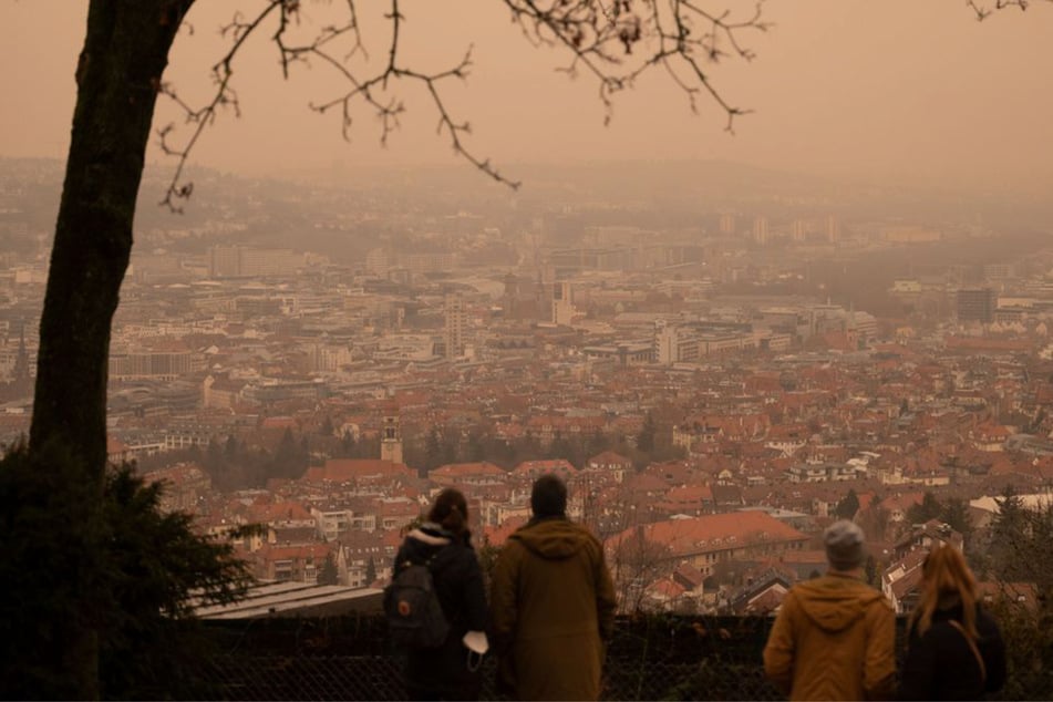 Aufgrund des Saharastaubs erscheint der Himmel im Südwesten gelb-rötlich. (Archivfoto)