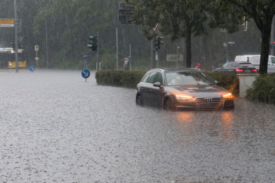 Schon 2019 hatten sich Autos bei einem Unwetter im Hochwasser der Tiergartenstraße festgefahren. (Archivbild)