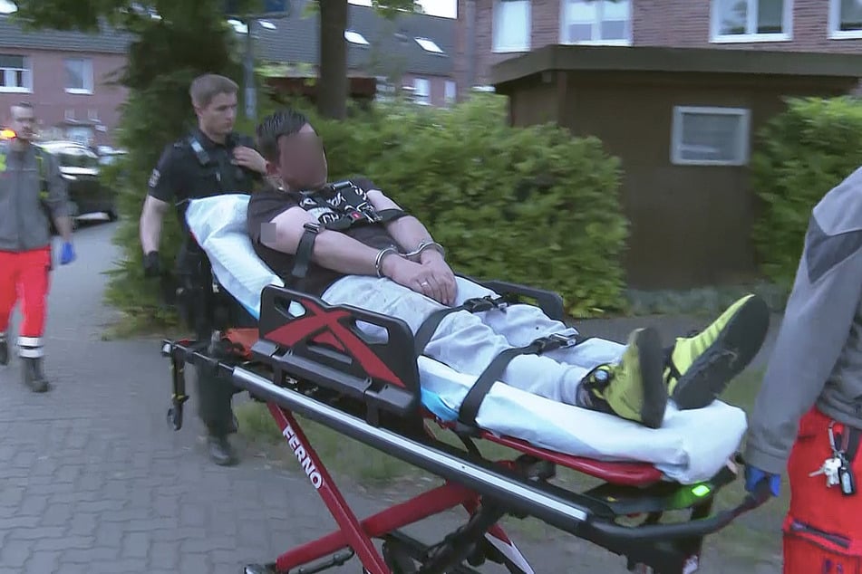 Der 39-Jährige wurde in eine Klinik gebracht.
