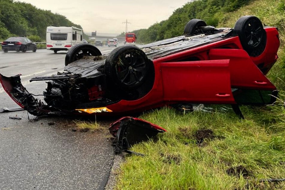 Unfall A3: Lebensretter Sicherheitsgurt: Auto mit drei Kindern überschlägt sich auf der A3