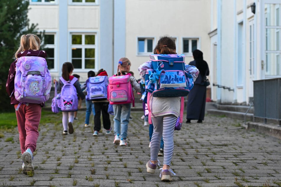Die Parteien wollen ein generelles Handyverbot an Grundschulen einführen. (Symbolfoto)