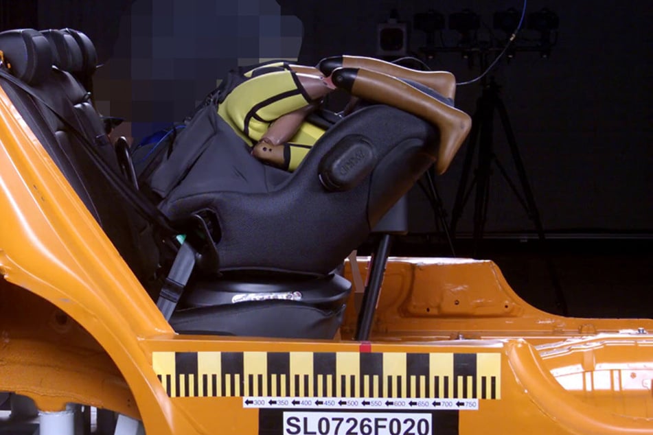 Niemand wird sein Kind so sehen: Der Axkid-Sitz kann im Crashtest nicht bestehen – doch der Hersteller reagierte sofort.