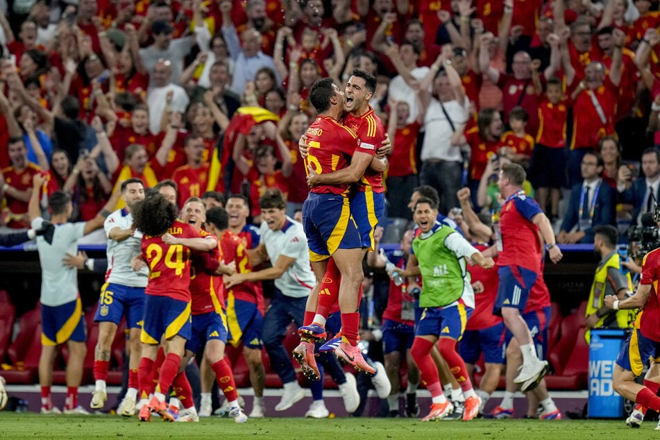 Kollektiver Jubel bei Spanien nach dem Einzug in Finale. Bei einem heutigen Sieg wird jeder Mitarbeiter kräftig belohnt!