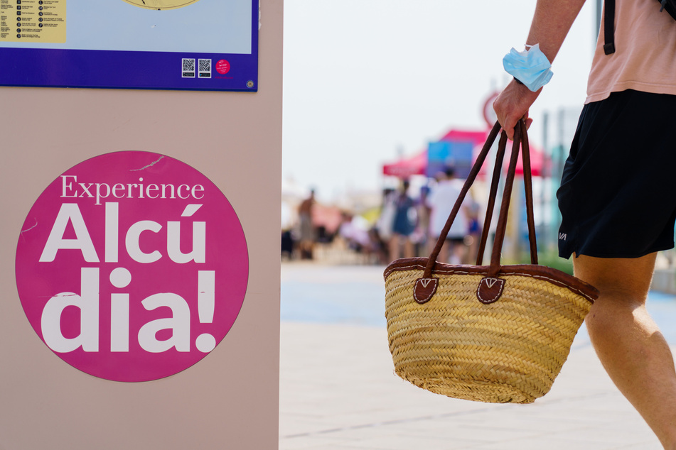 Am Strand von Alcúdia im Norden der spanischen Urlaubsinsel stößt das Reservierungssystem per App vor allem unter Einheimischen auf Kritik. (Symbolbild)