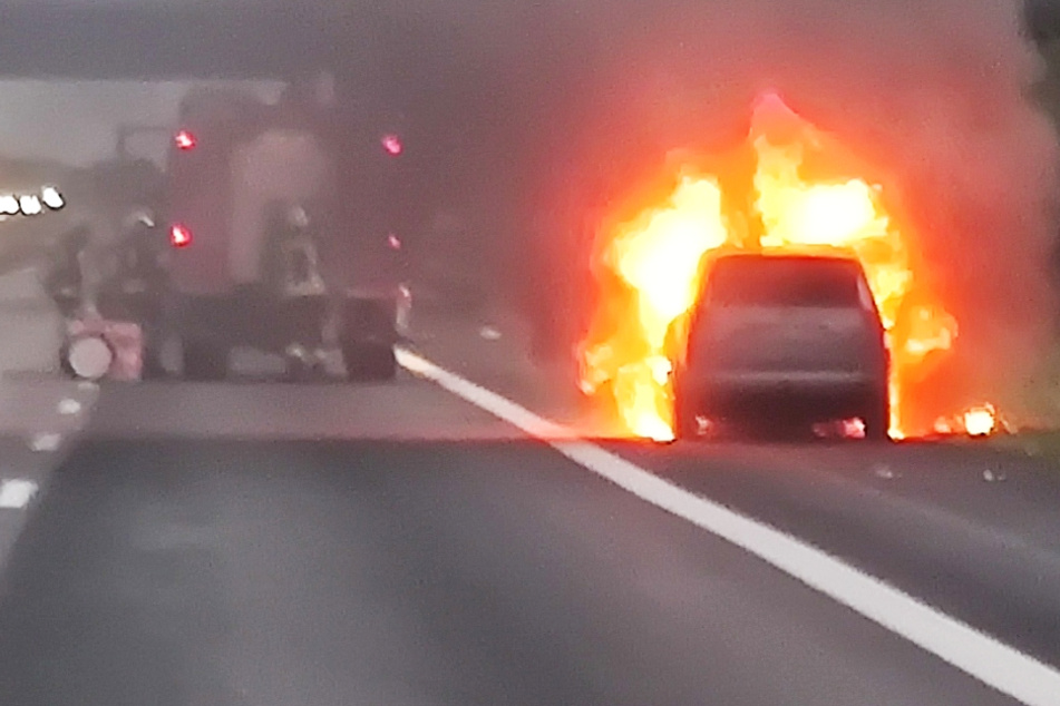 Die Polizei veröffentlichte dieses Foto des brennenden Fords auf der A61.