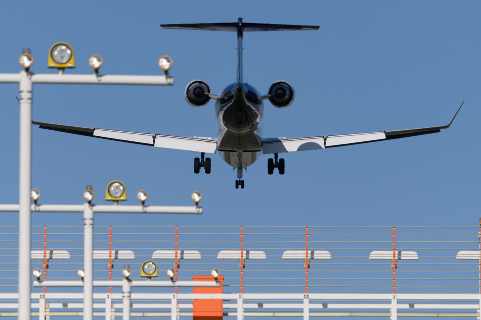 Ein Flugzeug ist im Landeanflug auf den Flughafen Dresden.