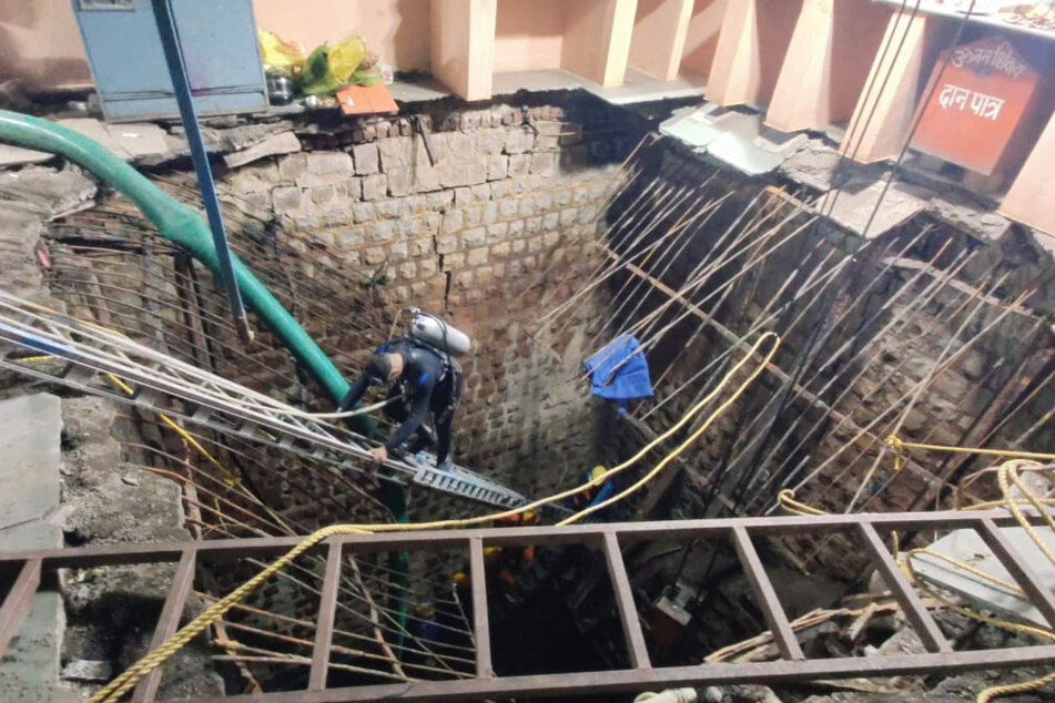 Plötzlich tat sich ein riesiges Loch auf. Mehr als 30 Menschen stürzten Augenzeugen zufolge in den zwölf Meter tiefen Brunnen.