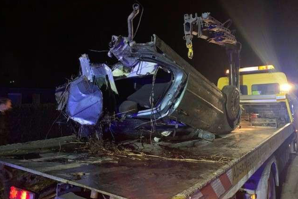 Das Auto wurde bei dem Unfall auseinandergerissen.
