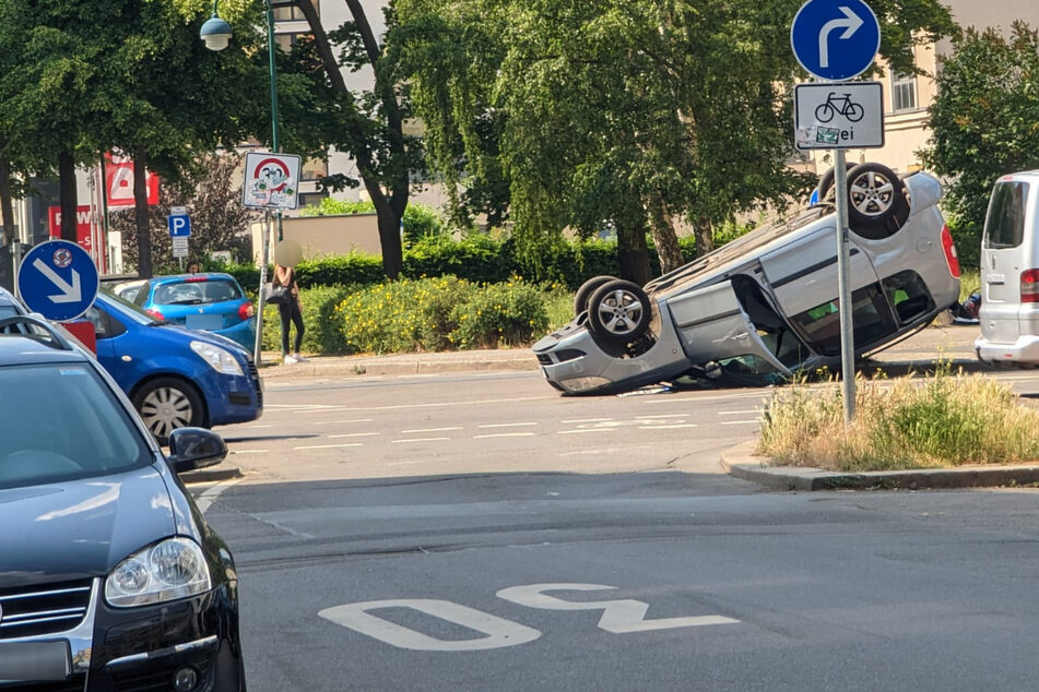 Crash in Leipzig: Plötzlich lag der Skoda auf dem Dach!