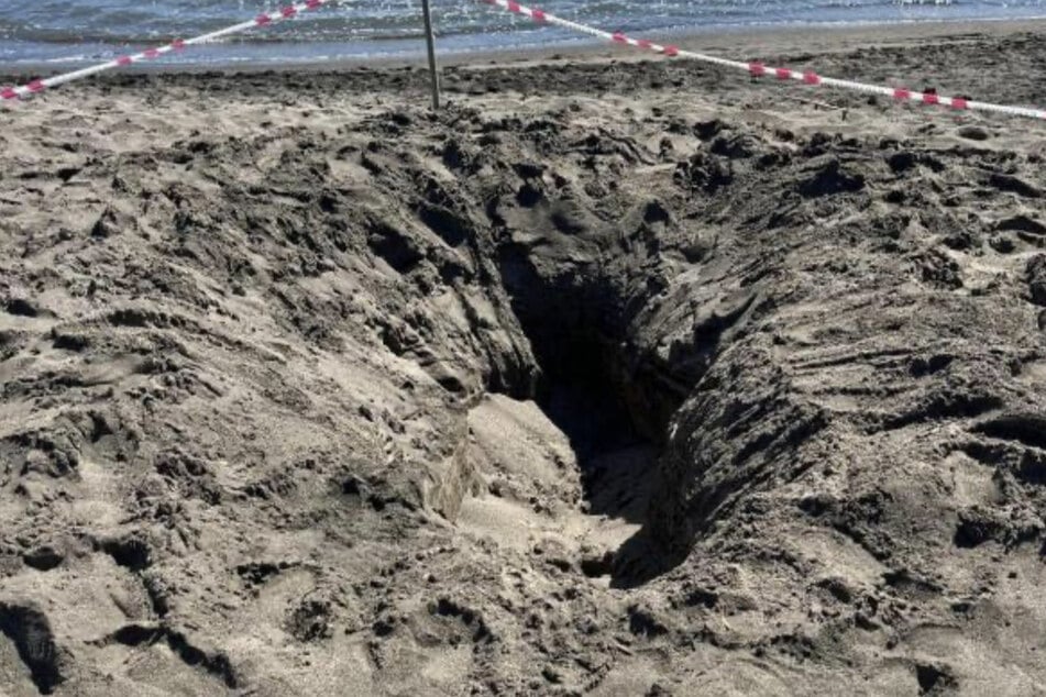 Als der 17-Jährige die zwei Löcher miteinander verbinden wollte, stürzten die Sandmassen über ihn ein.