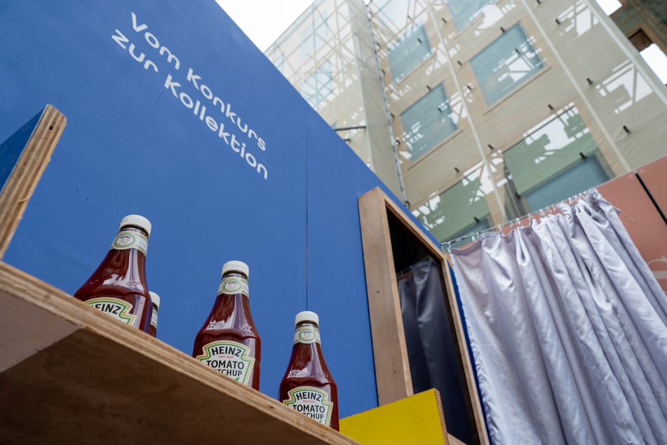 Vor der Alten Akademie hat ein "Pop-Up-Store" eröffnet, in dem Besitztümer des gescheiterten Immobilieninvestors und Ex-Milliadärs Benko verkauft werden.