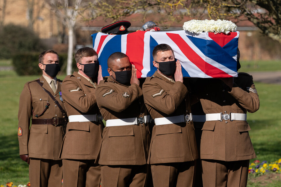 Britische Streitkräfte tragen den Sarg von Kapitän Sir Thomas Moore (Captain Tom), der an den Folgen einer Corona-Infektion gestorben ist, während seiner Beerdigung im Krematorium von Bedford.