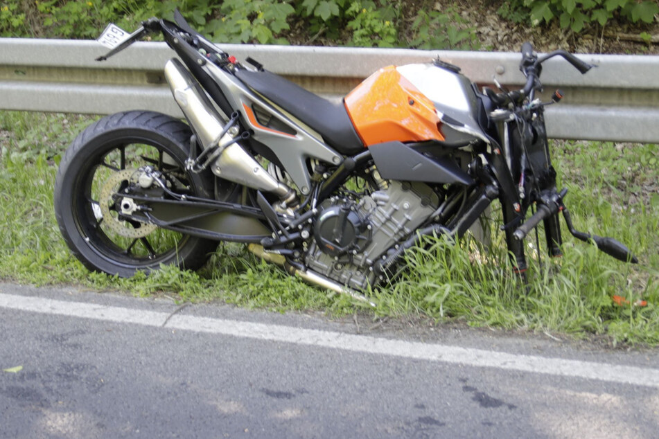 Durch den den Unfall wurde das Vorderrad des Motorrads herausgerissen.