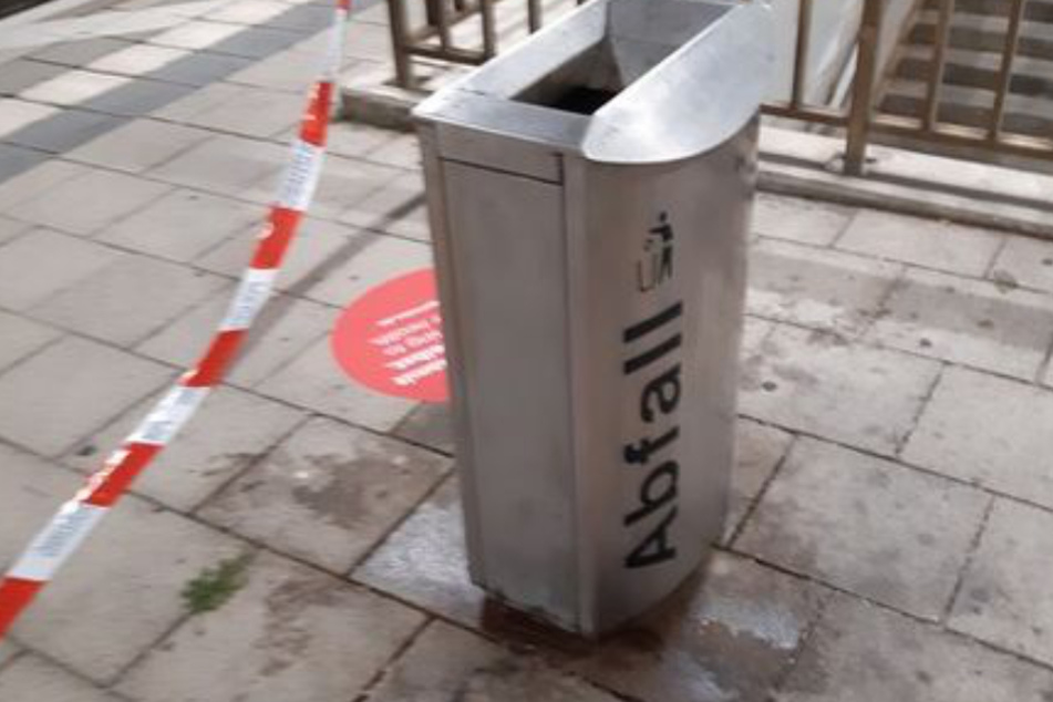 Während der Lokführer den Mülleimer löschte, stieg der Mann in den Regionalzug ein.