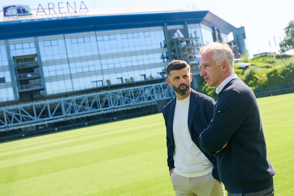 Gemeinsam mit dem neuen Trainer Miron Muslić (43, l.) führt Baumann Schalke derzeit wieder in die Erfolgsspur.