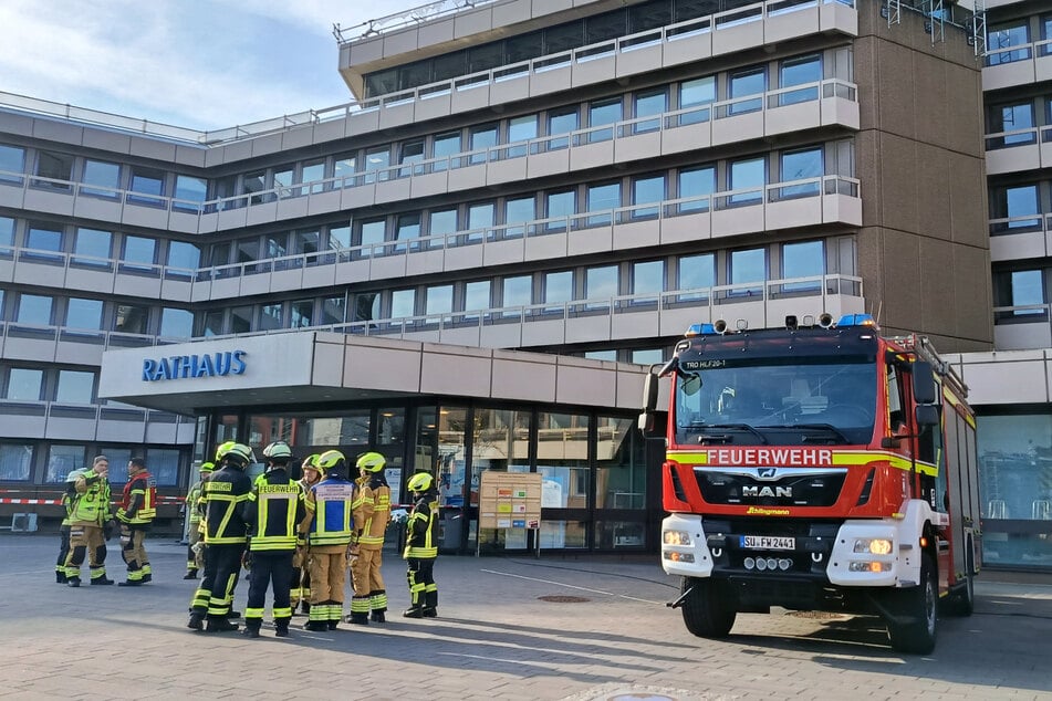 Buttersäure vor dem Rathaus hat am Montagmorgen die Einsatzkräfte der Feuerwehr in Troisdorf beschäftigt.