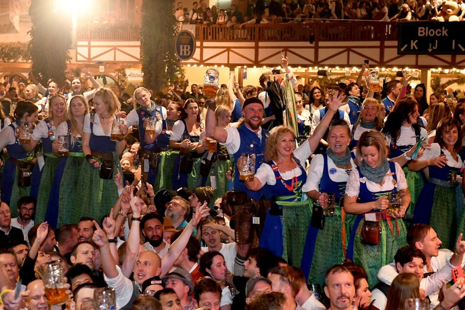 Im Hofbräuzelt treffen alle Länder aufeinander.