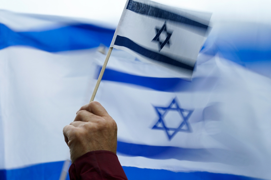 Bei einer Mahnwache anlässlich des Angriffs auf Israel wurde eine israelische Flagge beschmutzt. (Symbolbild)