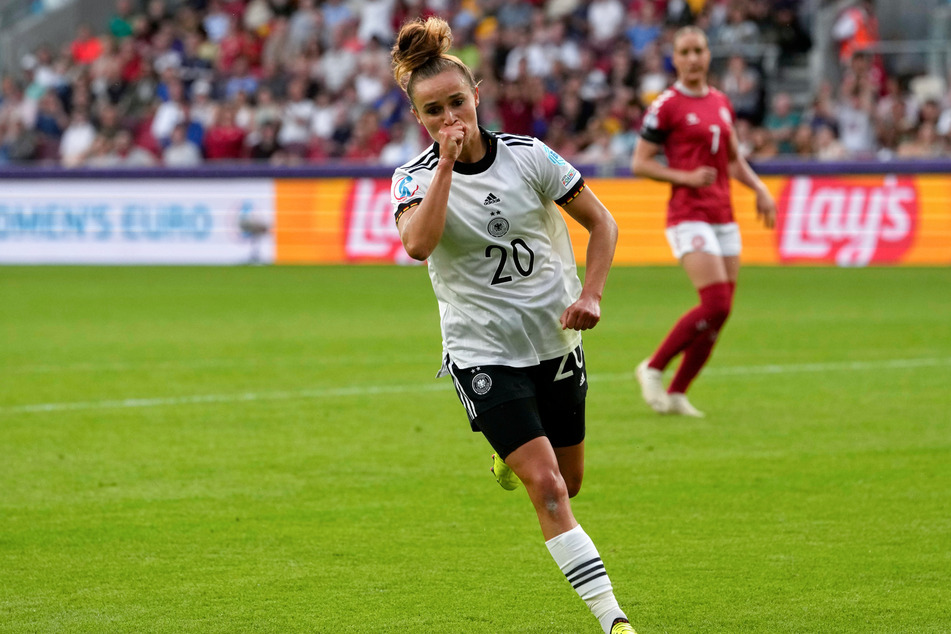 Lina Magull (27) bejubelt den Führungstreffer beim EM-Auftakt gegen Dänemark. Am Dienstag wartet Spanien auf die DFB-Frauen.