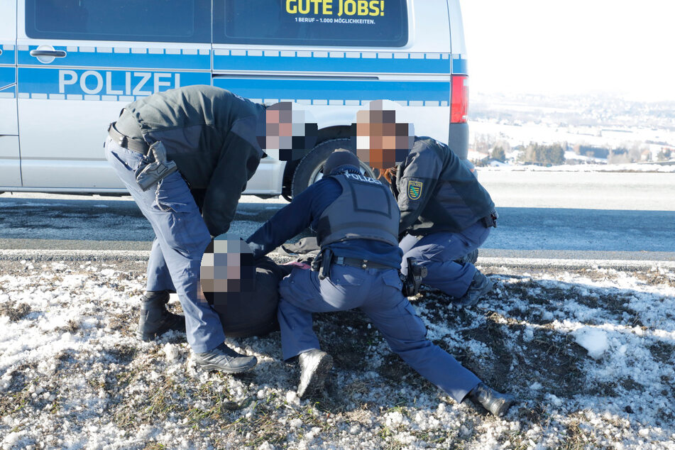 Der mutmaßlich betrunkene Mann leistete erheblichen Widerstand gegen die Polizei. Er musste von den Beamten zu Boden gebracht werden.