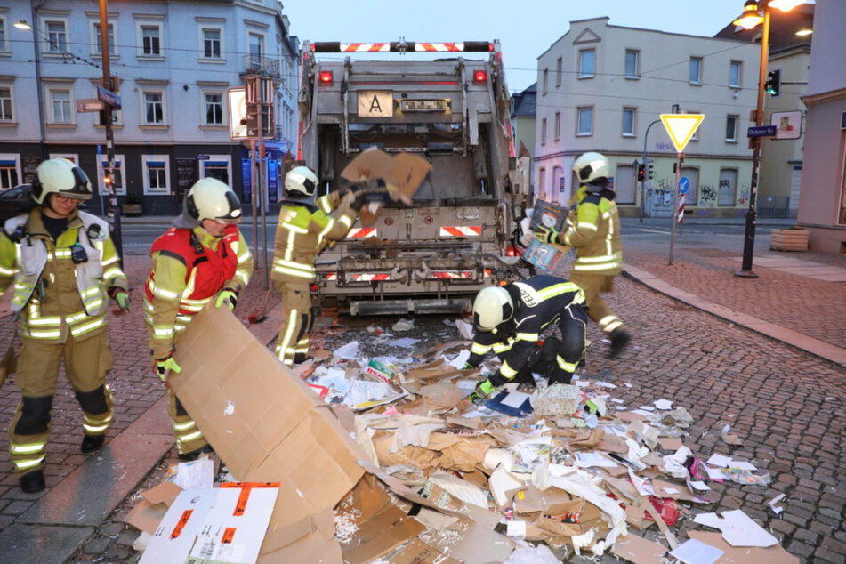 Einsatzkräfte warfen Müll nach der geglückten Rettung wieder zurück ins Müllauto.
