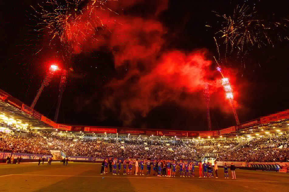 Ein Teil der Pyrotechnik brannte am Mittwochabend durch das Dach im Ostseestadion und verletzte vier darunter stehende Menschen.