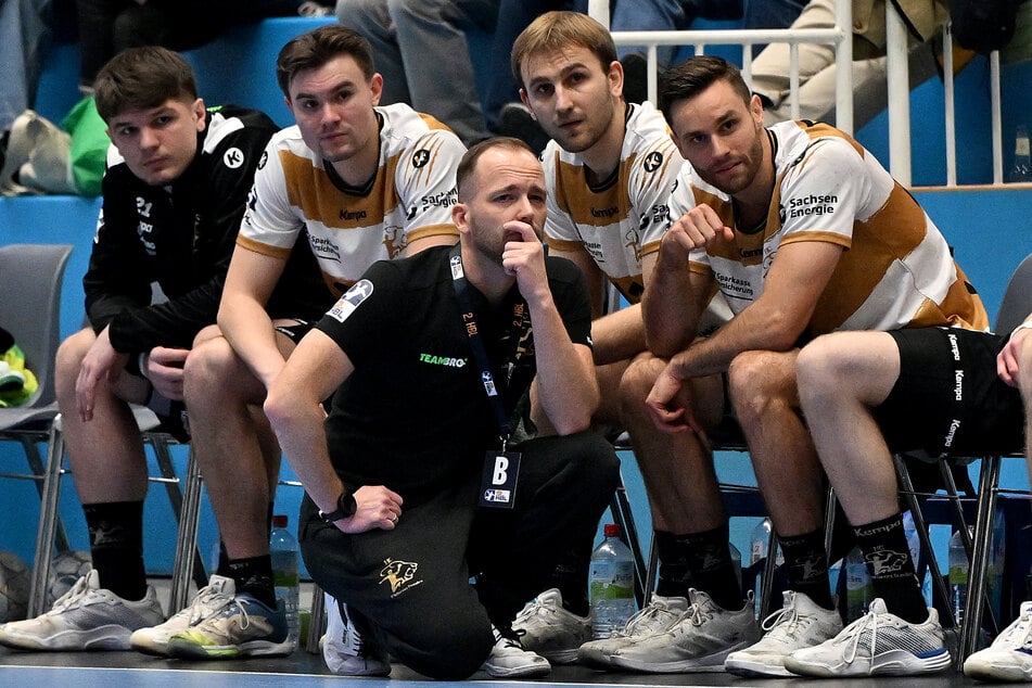 Das Unentschieden in Dormagen ließ HCE-Coach André Haber (39, M.) mit gemischten Gefühlen zurück.