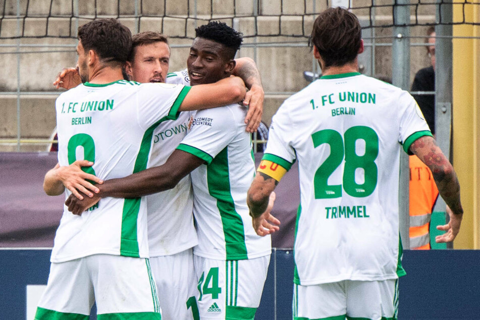 Rani Khedira (v.l.n.r.), Max Kruse (33), Taiwo Awoniyi und Kapitän Christopher Trimmel (34) bejubeln Kruses 1:0-Siegtreffer in der ersten Runde des DFB-Pokals gegen Türkgücü München. Der 1. FC Union Berlin will in der neuen Saison möglichst in drei Wettbewerben Siege feiern.