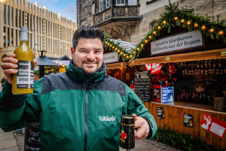 Richard Hamann (35), Chef der Firma "Kiwiri" aus Niederwiesa, ist mit seinem Kiwibeeren-Glühwein erstmals auf dem Chemnitzer Weihnachtsmarkt vertreten.