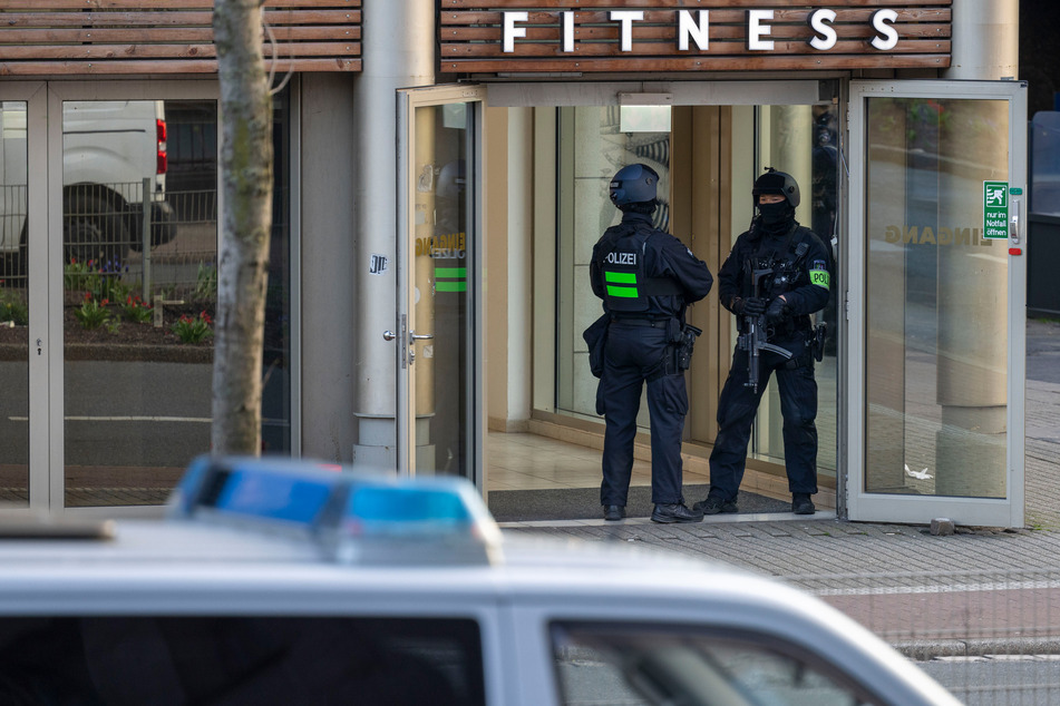 Bei dem Angriff in dem Duisburger Fitnessstudio waren vier Menschen mit einer Hieb- und Stichwaffe schwer verletzt worden.
