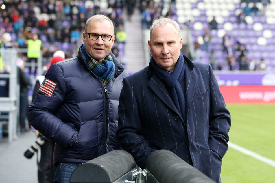 Zwei positiv Verrückte! Helge Leonhardt (62, r.) und sein Zwillingsbruder Uwe sorgten sich nach der Wende um die Zukunft des Auer Fußball - mit großem Erfolg.