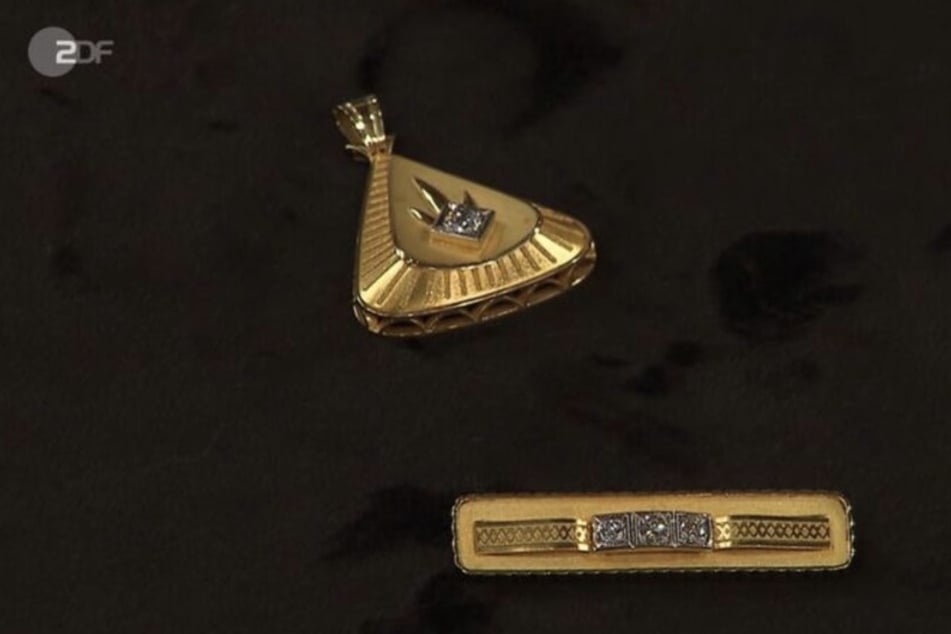 Das Set, bestehend aus einem Anhänger und einer Brosche wurde in den 1930er- oder 1940er-Jahren angefertigt.