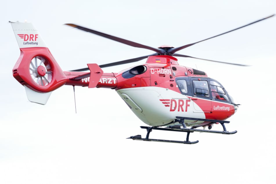 Rettungshubschrauber im Einsatz: Mann will Batterie laden, da explodiert sie!