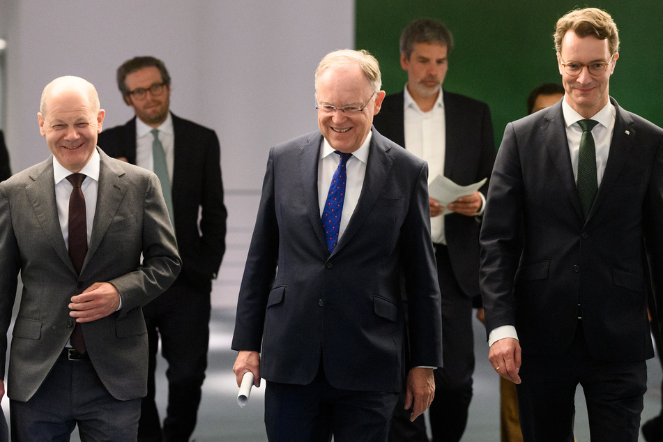Bundeskanzler Olaf Scholz (64, SPD, v.l.n.r.), Stephan Weil (64, SPD), Ministerpräsident von Niedersachsen und Hendrik Wüst (47, CDU), Ministerpräsident von Nordrhein-Westfalen wirken gut gelaunt.