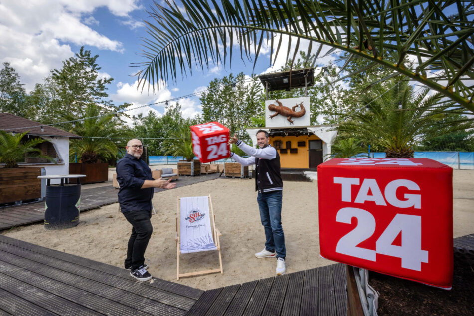 Der Zwickauer "Espitas"-Chef Ronny Wagner (l.) und René Ulbrich aus dem TAG24-Team am "Chill'y' Beach", der im August zum Open-Air-Kino wird.