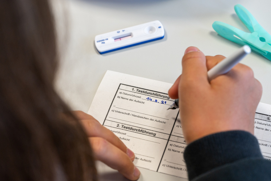 Die Kinder und Jugendlichen in Bayern müssen sich in Schulen mehrfach pro Woche selbst testen, um unerkannte Infektionen zu finden. (Symbolbild)