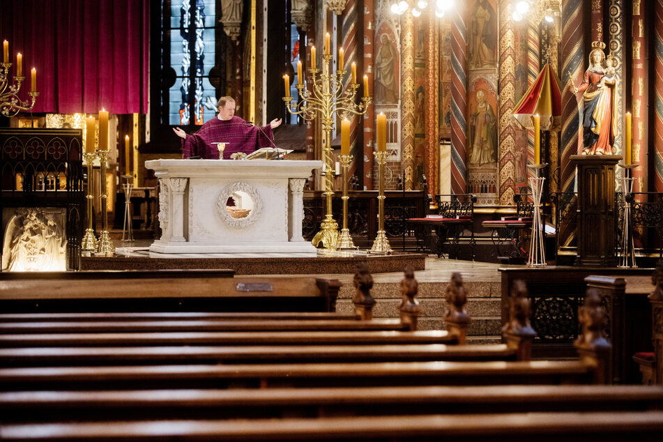 In den Kirchen in Nordrhein-Westfalen dürfen vom 1. Mai an wieder Gottesdienste mit Besuchern gefeiert werden - unter strengen Corona-Schutzmaßnamen (Archivbild).